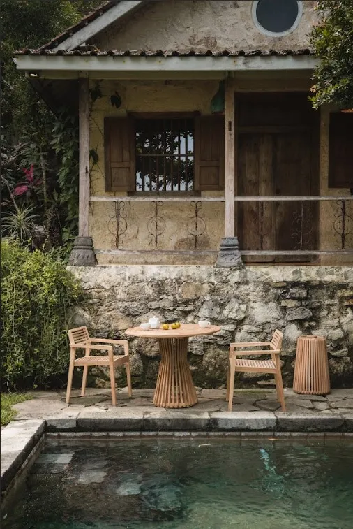 Koop Vandaag Teakea Laras Teakhouten Tuinstoel – Vaste Armstoel – Minimalistisch Design – Massief Teak